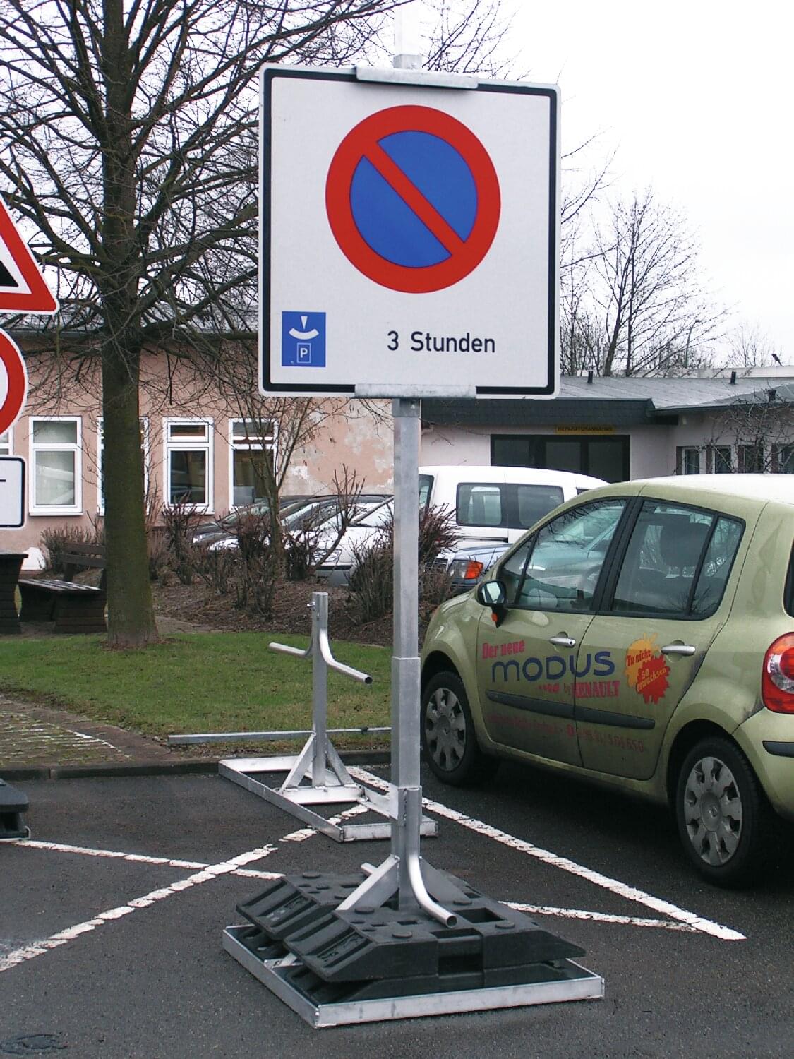 Klemmhalterung für Verkehrslenkungstafeln - Bild 2