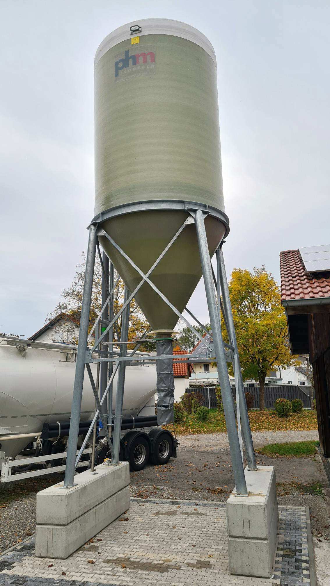 mobiles salzsilo auf schrägen füßen