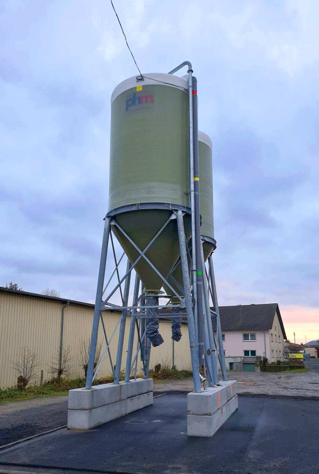 zwei mobile salzsilos für winterdienst